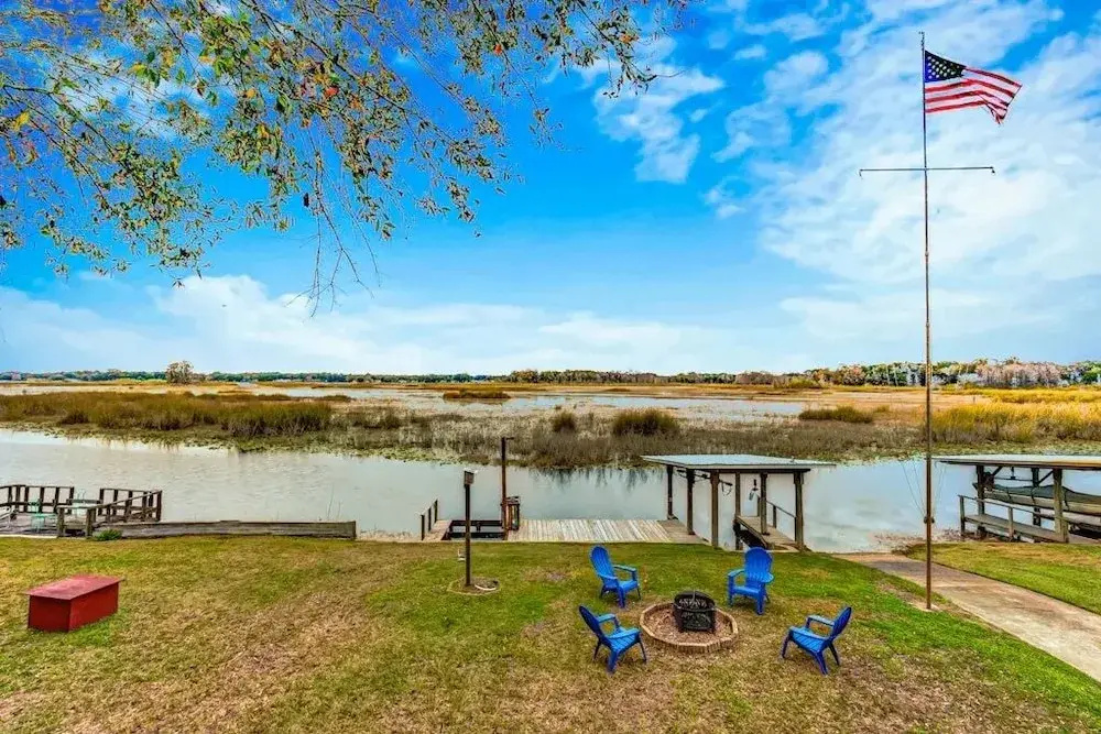 Lake Side Retreat