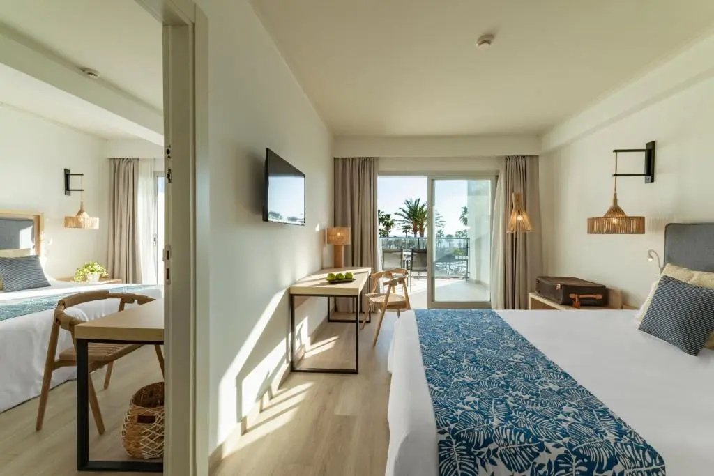 Connecting room with sea view