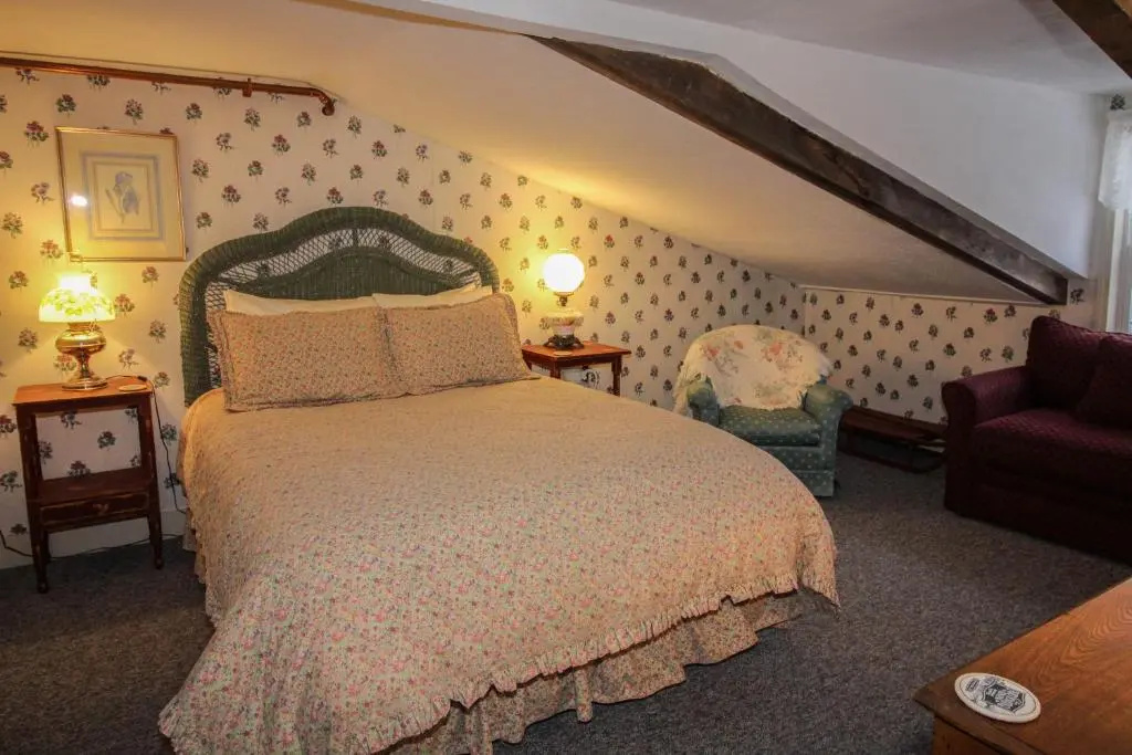 Standard Triple room with garden view