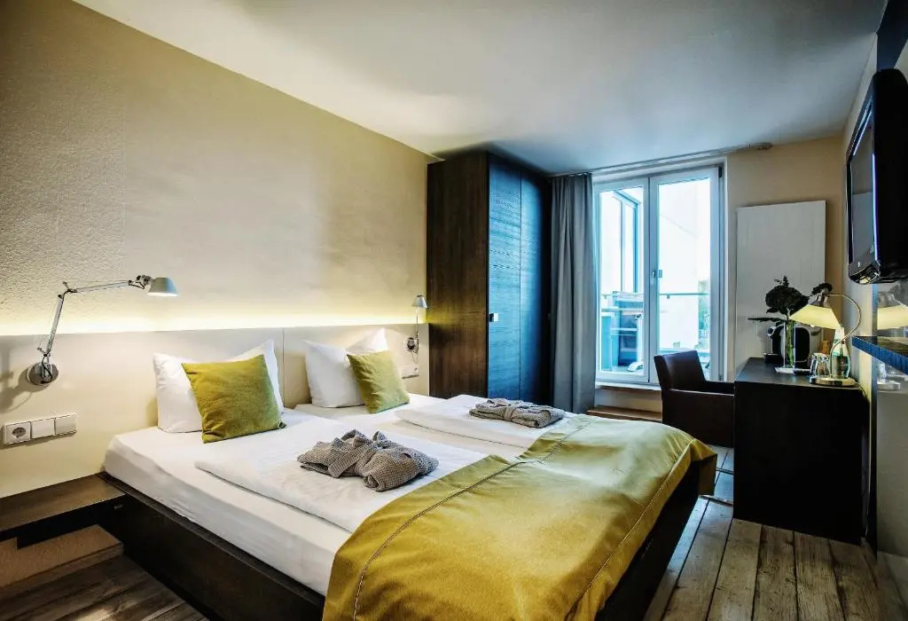 Standard Double room with lake view (full double bed)