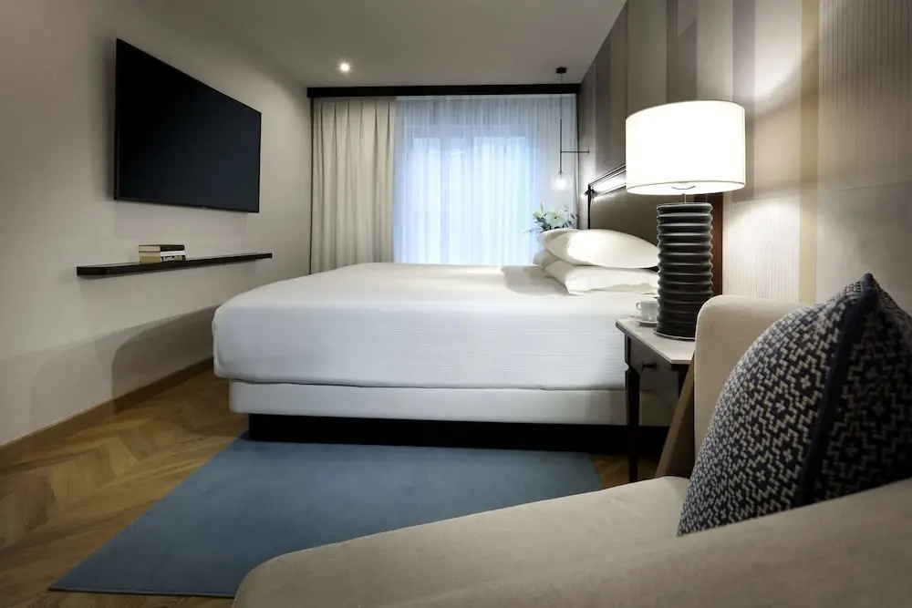 Deluxe Double room with city view (full double bed)