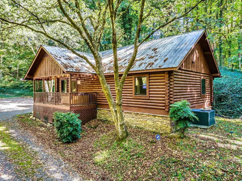 5 min to Dollywood, great location, excellent parking, hot tub, pool table