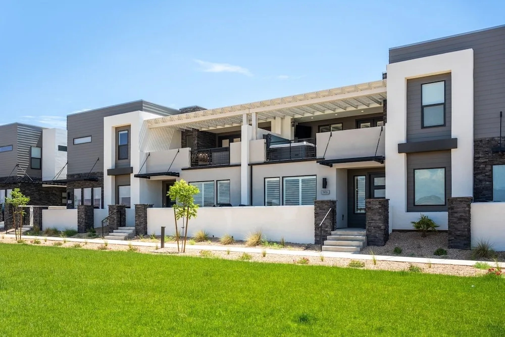 Lagoon Vibes 4 Bedroom Townhouse