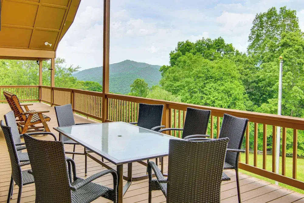 Burnsville Cabin: Wraparound Deck + Mountain View! - фото 13