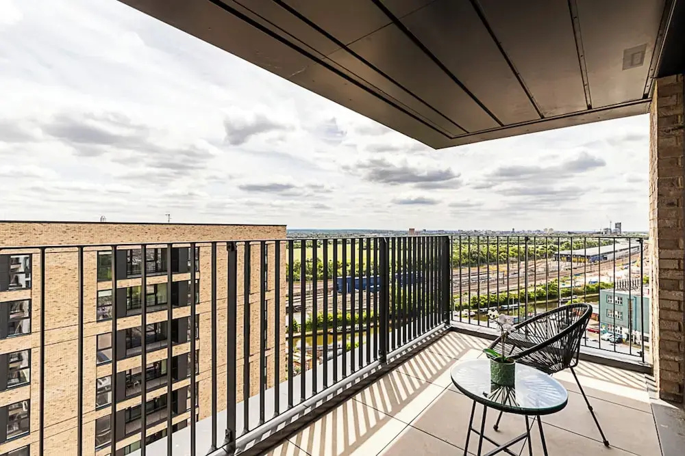Chic and Sleek Sky-high Apartment