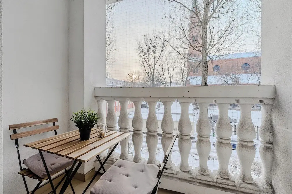 Lumina airy apartment with balcony