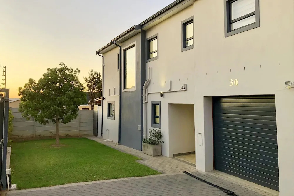 Cape Winelands Mountain View Getaway