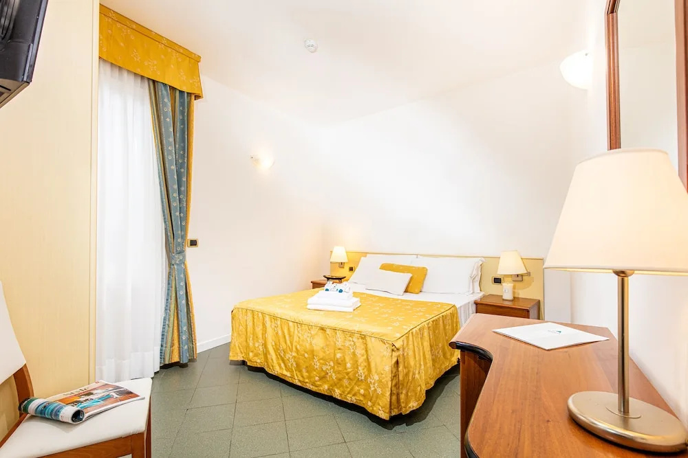 Standard Double room with sea view (full double bed)
