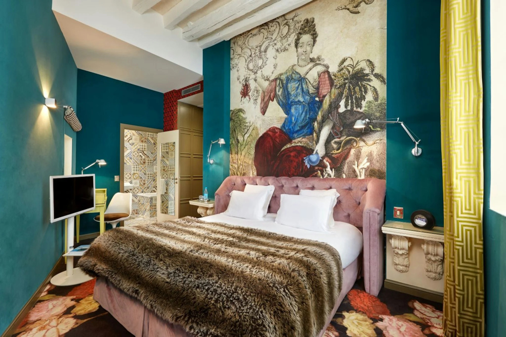Hôtel du Petit Moulin, Haute Couture hotel by Lacroix 10