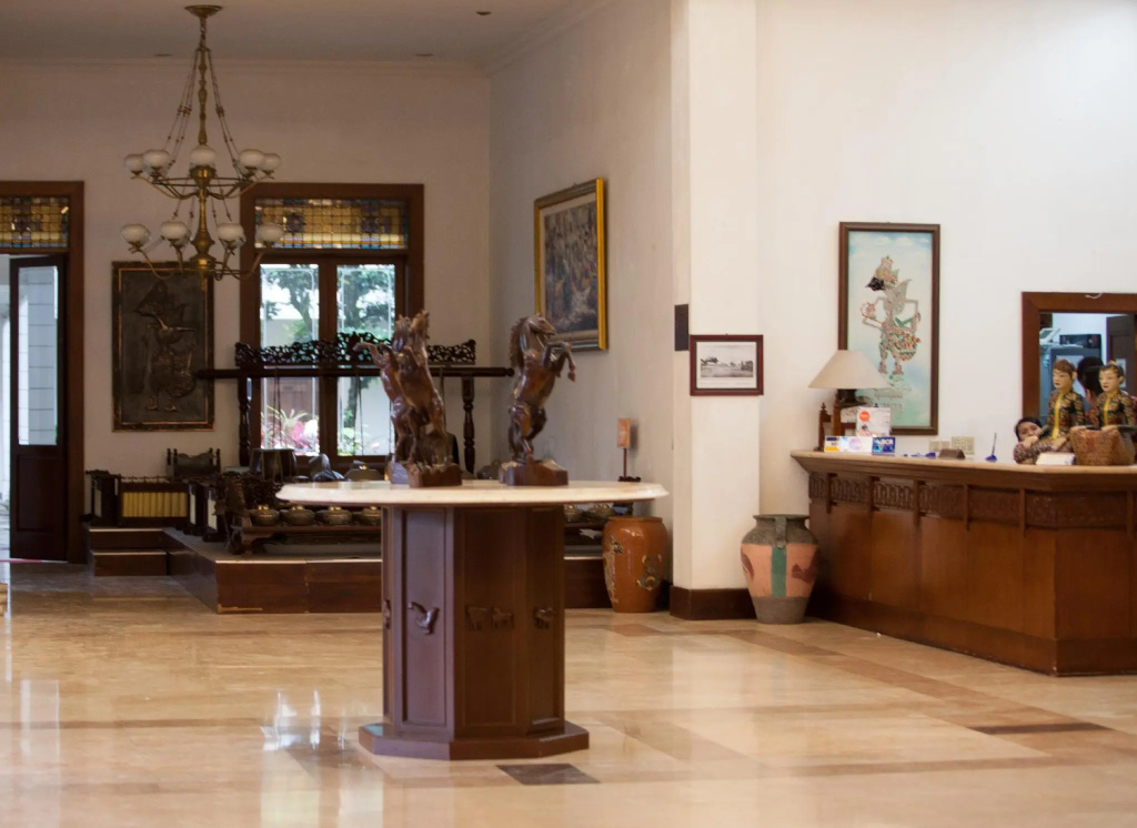 Lobby & Reception