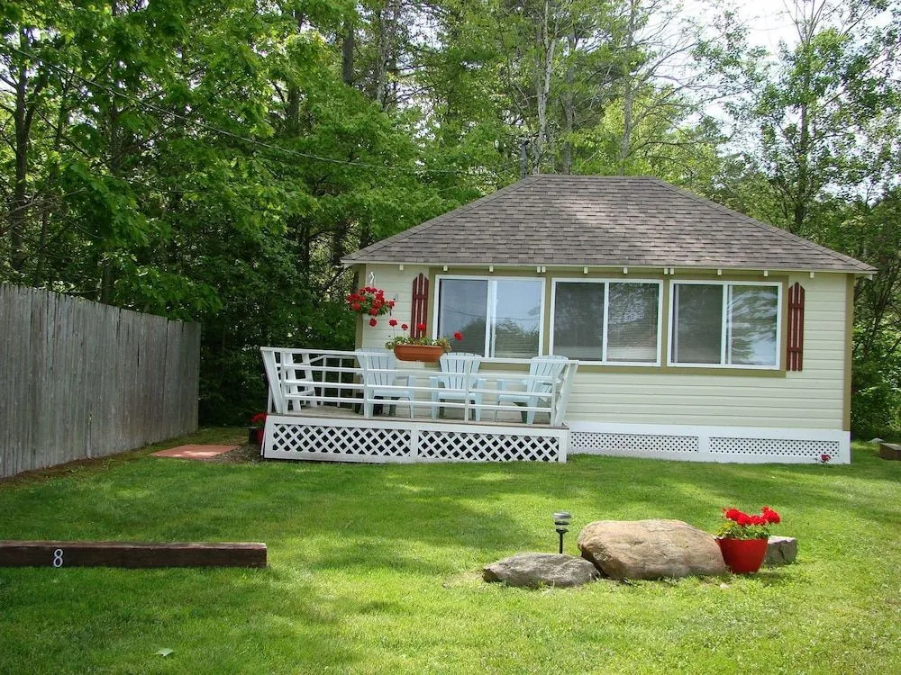 Bay Leaf Cottages & Bistro