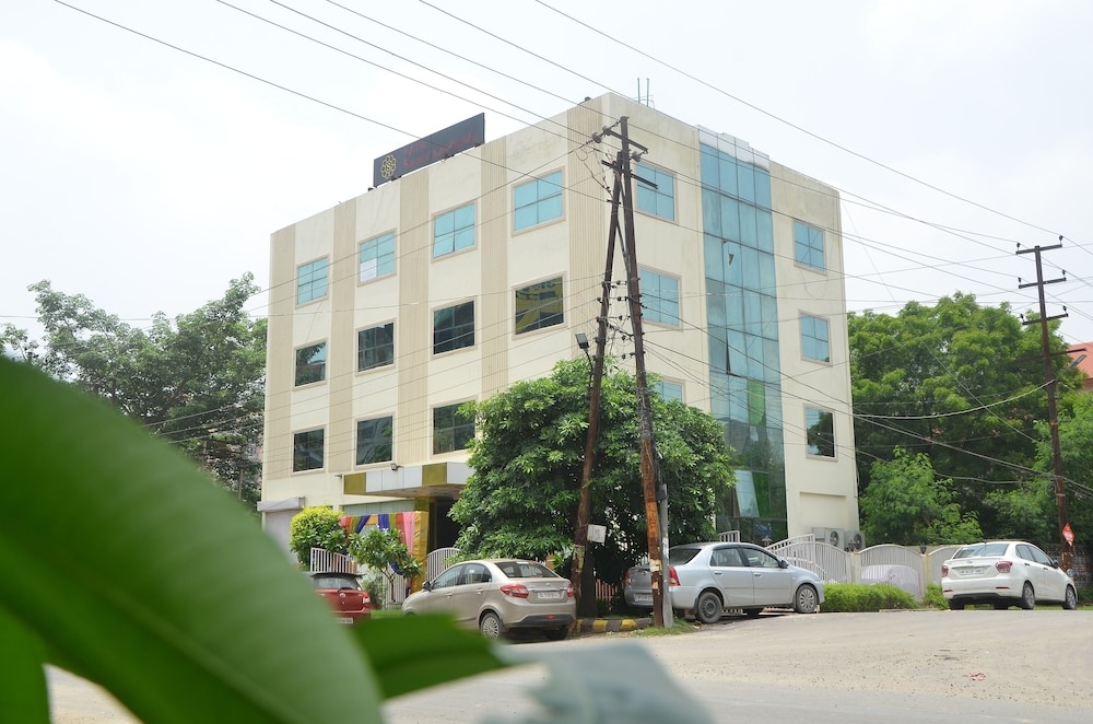 Capital O 66106 Hotel Samrat Kaushambhi