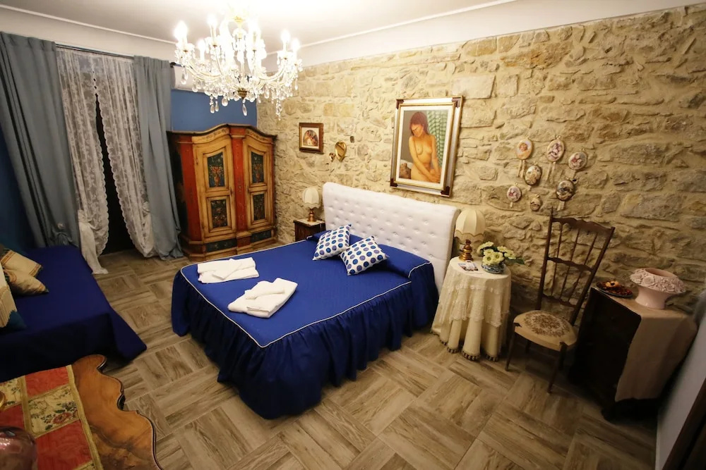 Deluxe Double room with balcony (full double bed)