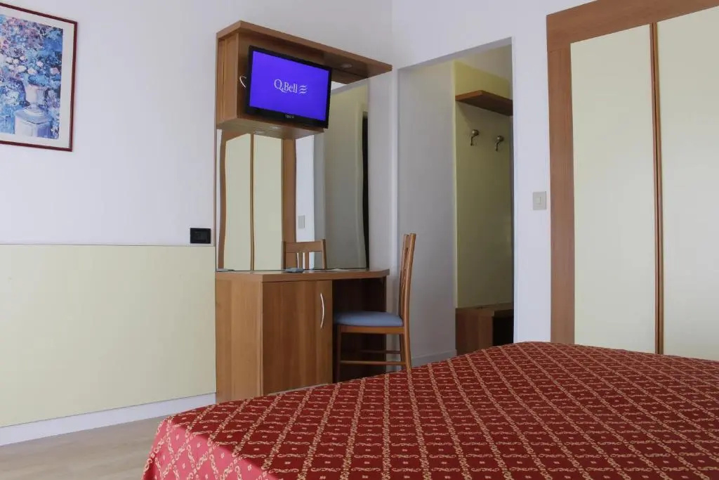 Standard Double room with balcony and with partial sea view (full double bed)