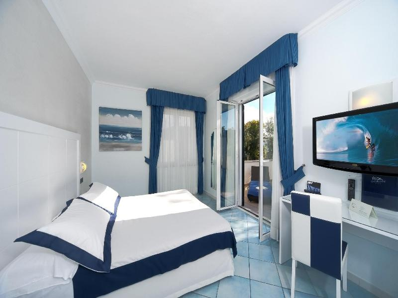 Deluxe Double room (full double bed)