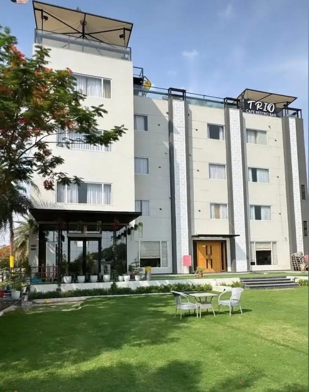 Hotel Three Seasons