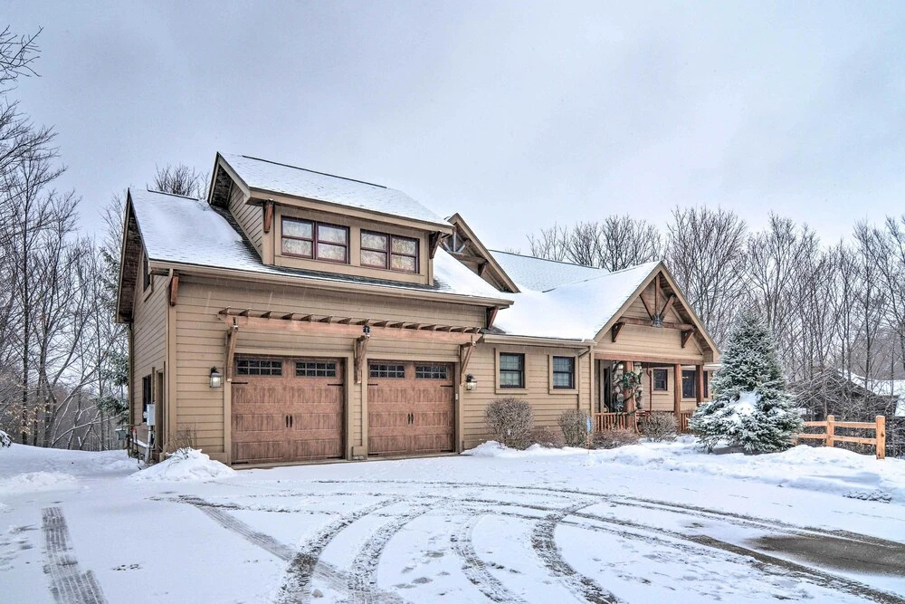 2 Mi to Schuss Mtn! Northern Retreat w/ Game Room