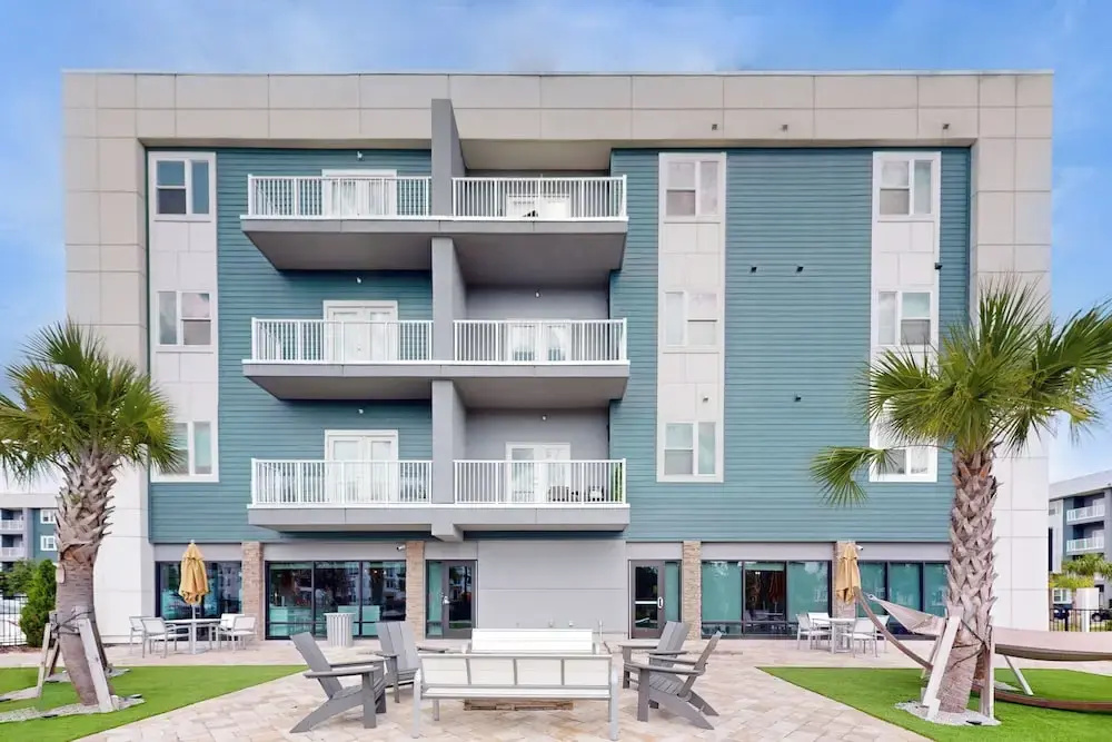 Modern Luxury Apartment w/ Private Balcony