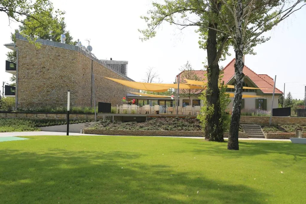 Fenyves Yacht Club - Général