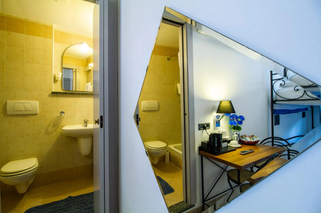 Standard Triple room