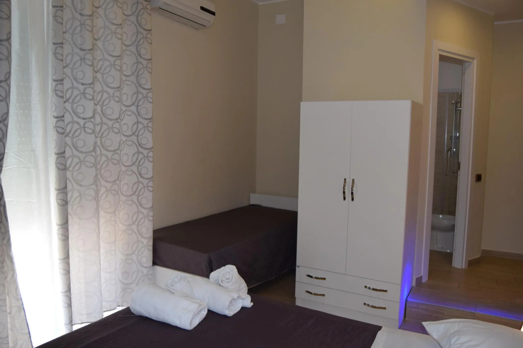 Standard Triple room with city view