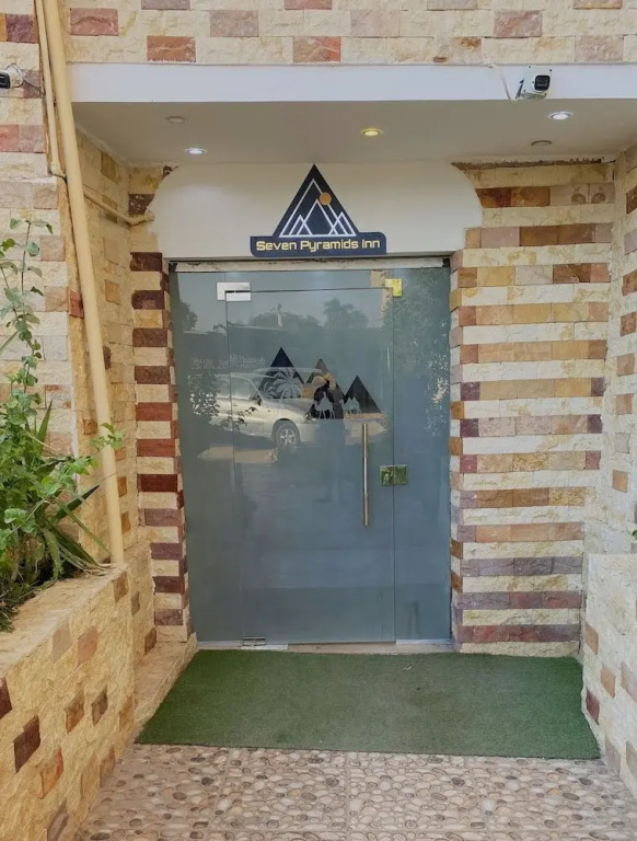 Seven Pyramids Inn - фото 16