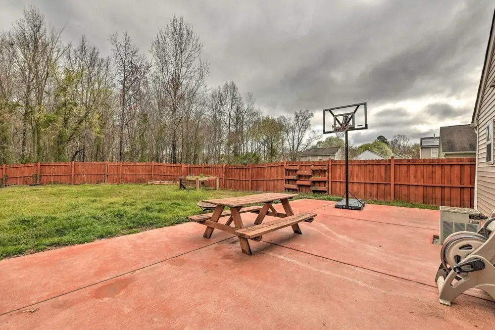 Pet-friendly Retreat w/ Yard: ~ 8 Mi to Downtown!