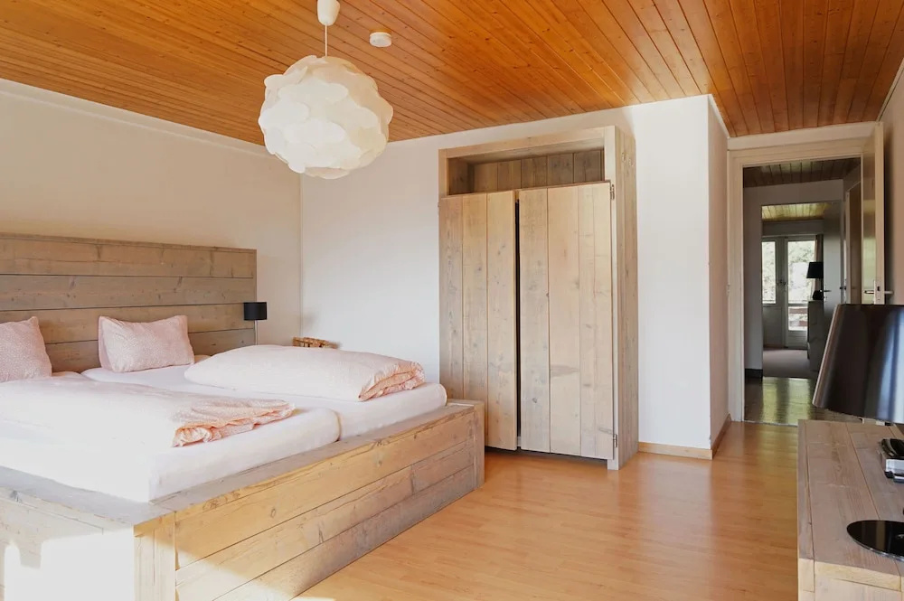 2 Bedrooms Standard Family room with balcony