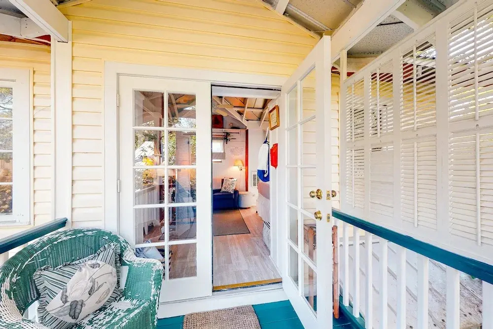 Charming Getaway w/ a Kitchenette & Free Wifi - Walk to the Beach