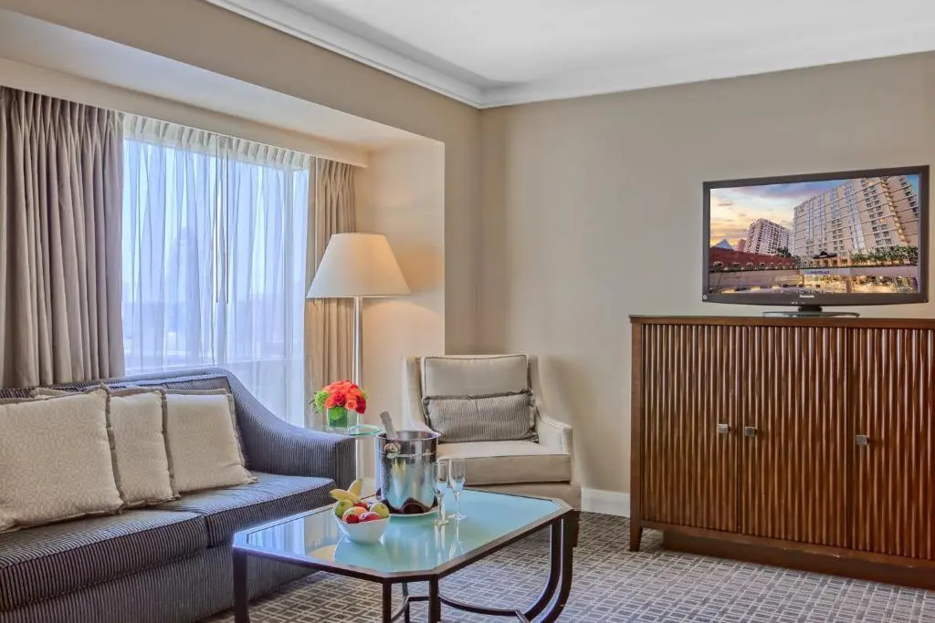 Omni Los Angeles Hotel at California Plaza - Chambres