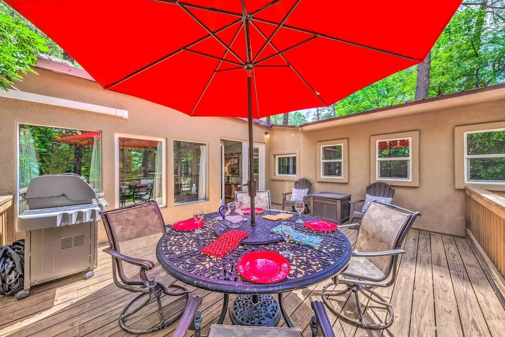 Riverfront Ruidoso Cabin w/ Deck, Walk to Midtown!