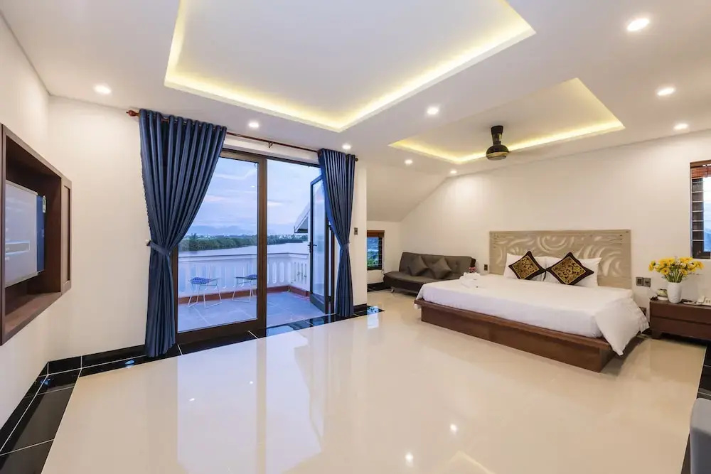 Standard Quadruple Family room with balcony