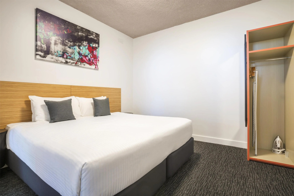 4 Bedrooms Apartment