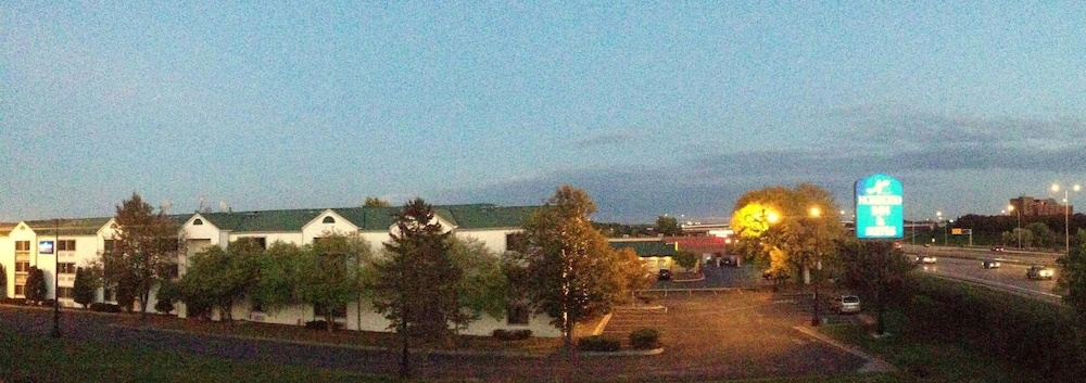 Days Inn And Suites Brooklyn Center/ Minneapolis
