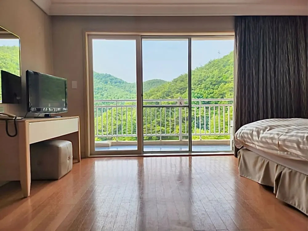Standard Family room with lake view