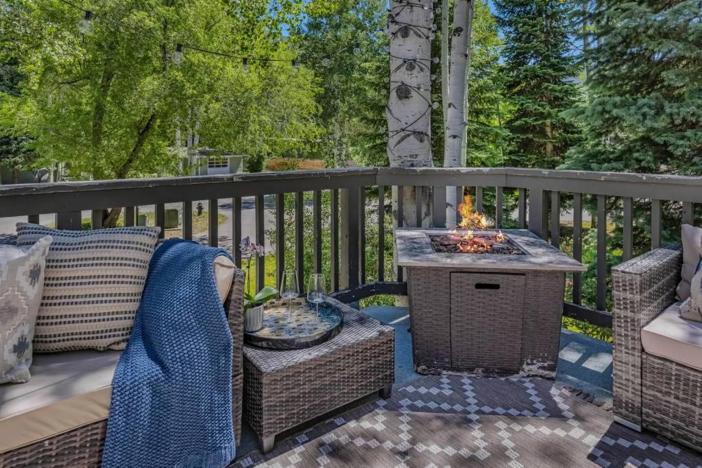 5 BR Updated Aspen Home - Stunning Views