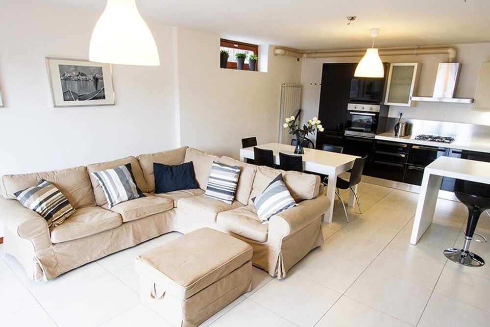 Family Friendly Italian Lakes 3 Bedroom Villa With Wifi, Bbq, Lake Views, Games Console