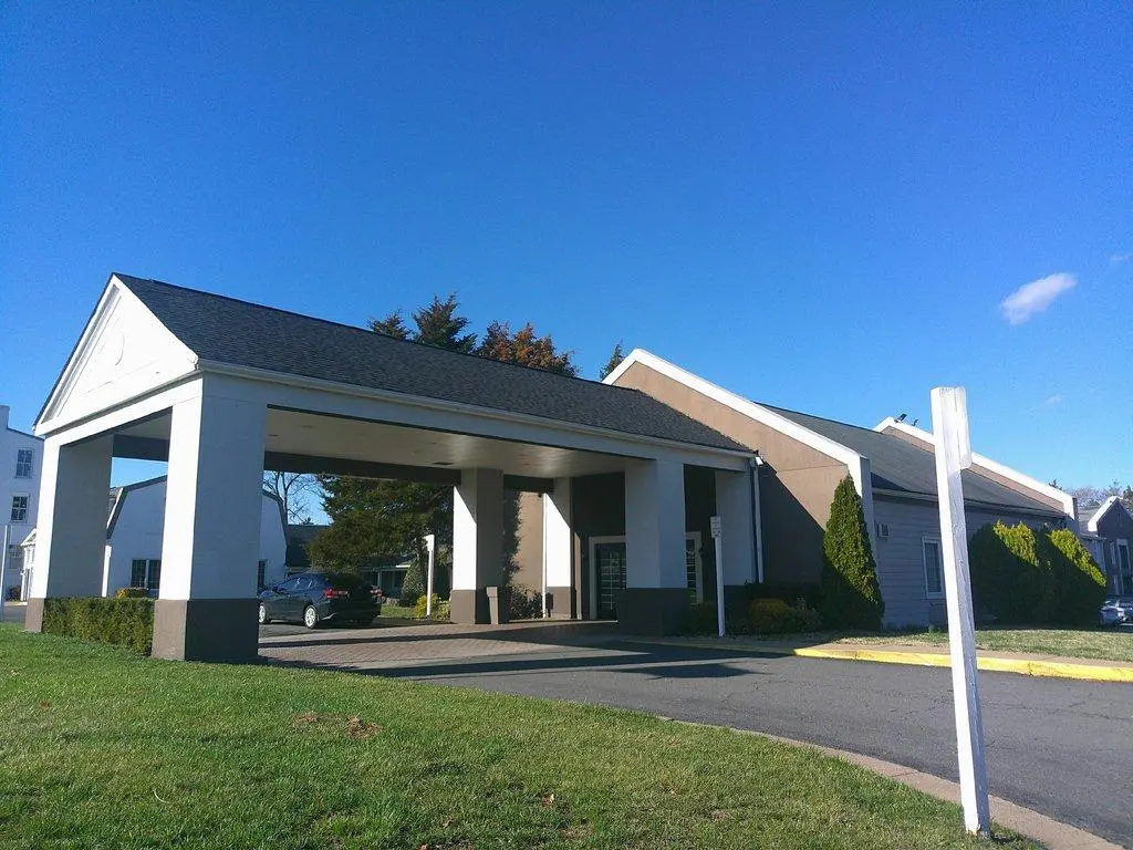 HomeTowne Studios by Red Roof Leesburg