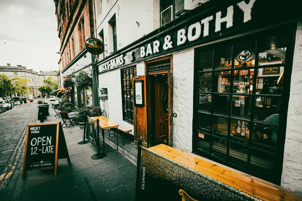 Nicky-Tams Bar & Apartments