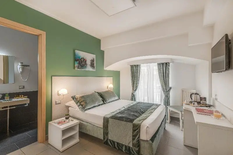 Small Double room (full double bed)