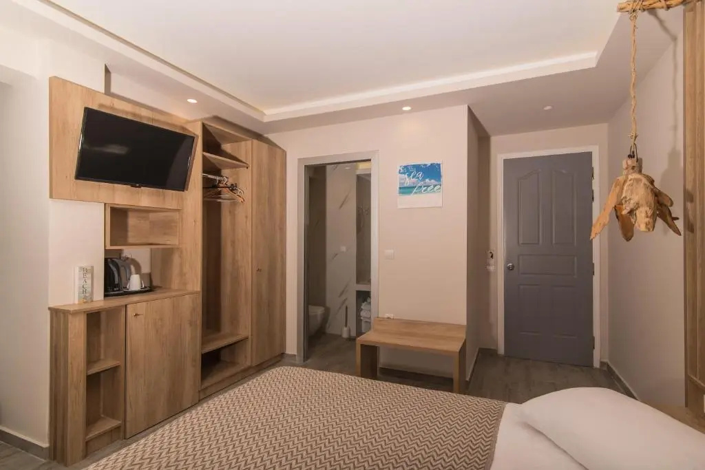 2 Bedrooms Deluxe Family Suite with pool view