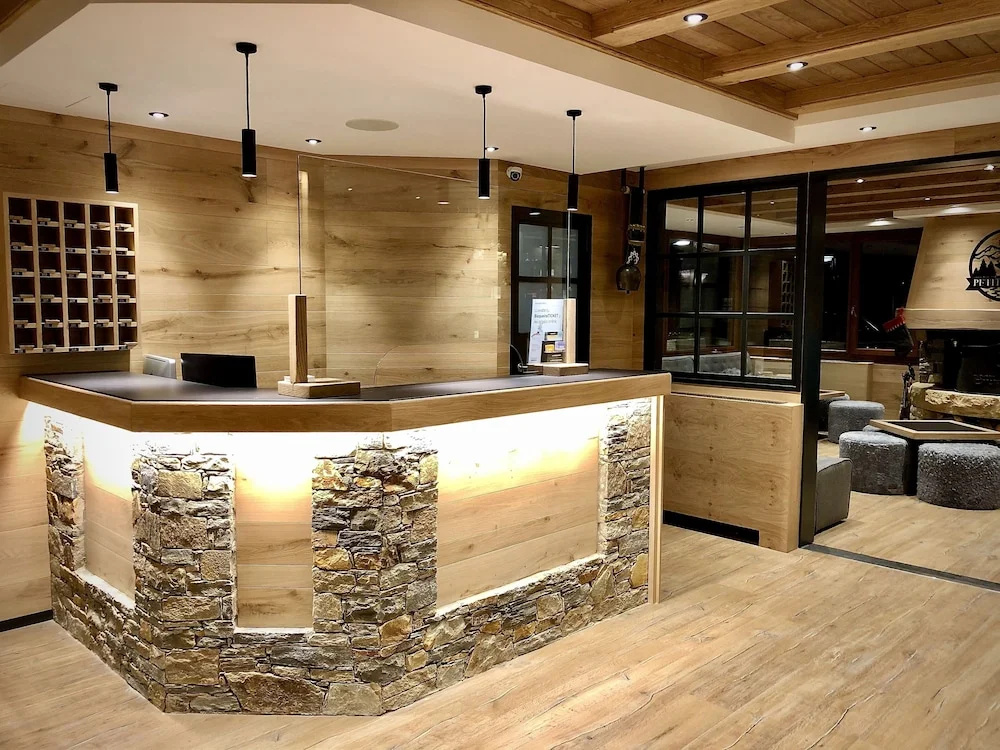 Lobby & Reception
