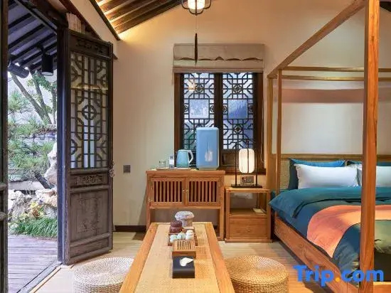 Standard Double room with courtyard view (full double bed)