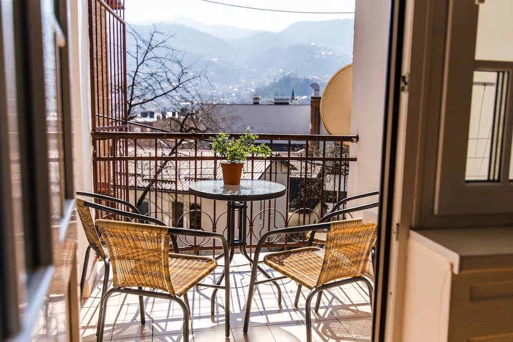 2bdr Apartment with the Balcony View-Best Location