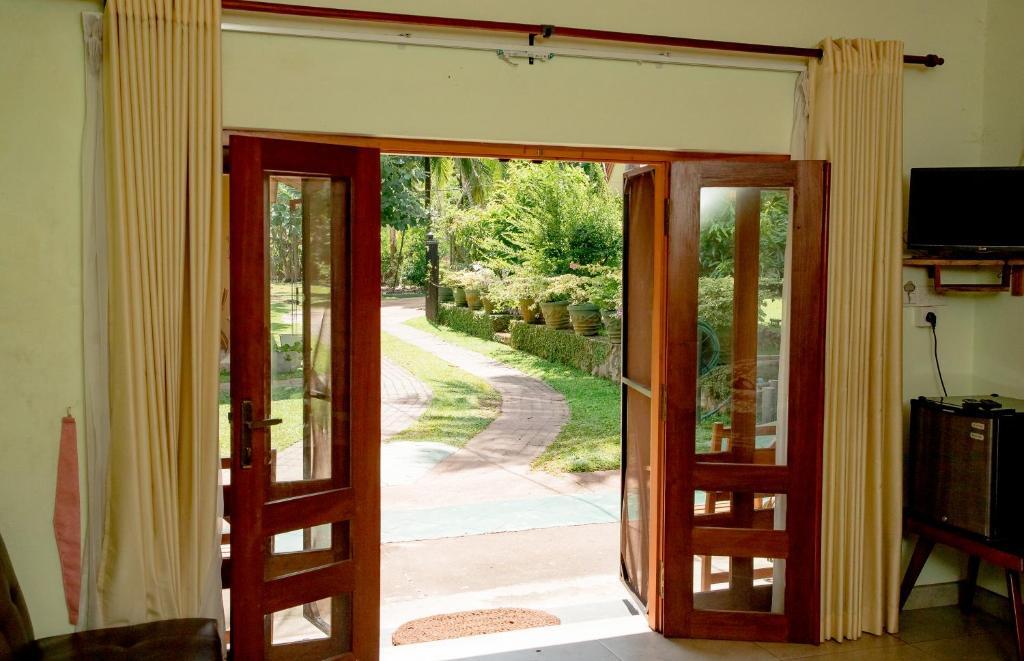 Villa Shade