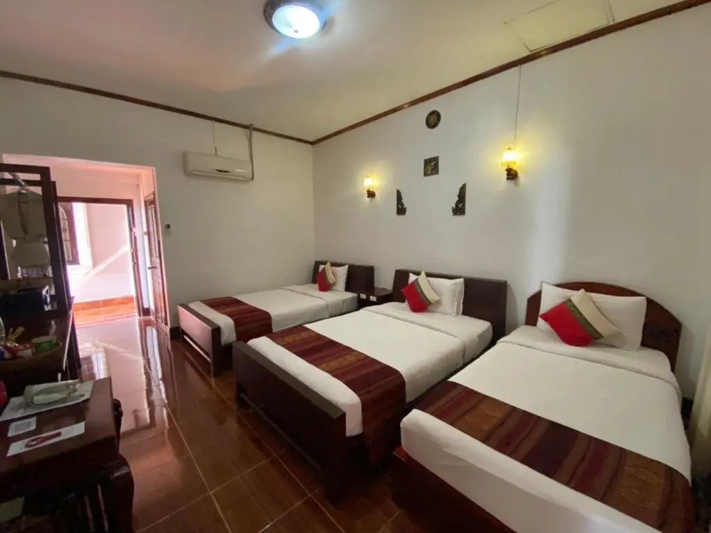 Standard Triple room with garden view