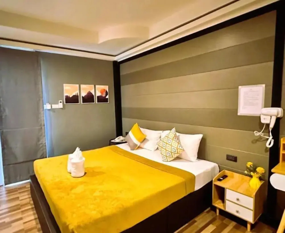 Deluxe Double room (full double bed)