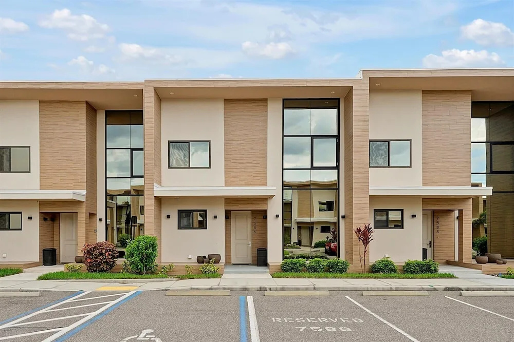 Spacious Luxury 4BR Suite Near Disney