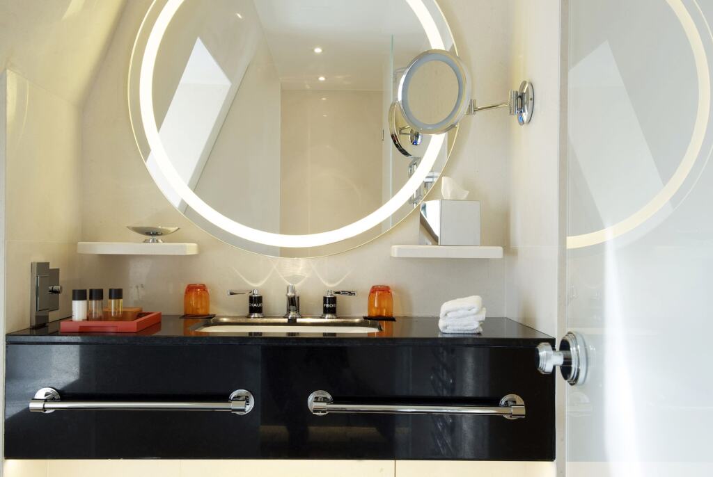 Hôtel Montaigne by null