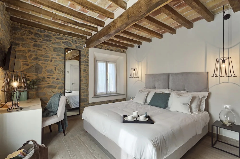 Deluxe Double room (full double bed)